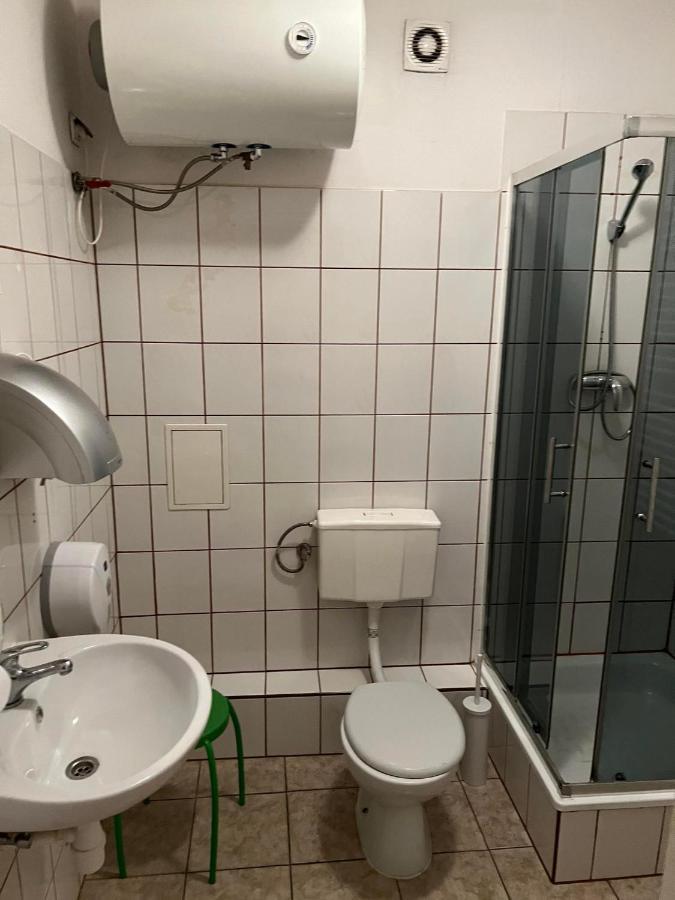 50 People Bis Apartment Kraków Exteriör bild